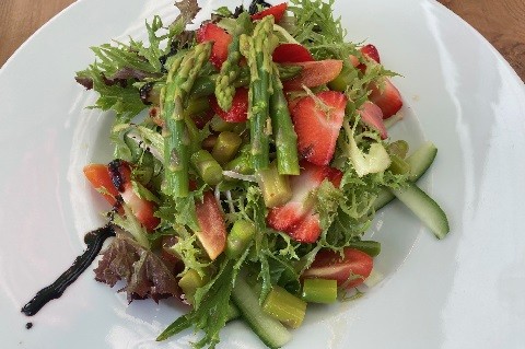 Listový salát s jahodami, zeleným chřestem a cherry rajčaty - Restaurace Epicure