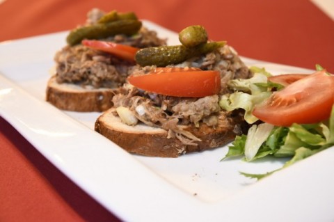 Trhaná vepřová krkovice s domácím chlebem - Restaurace Epicure